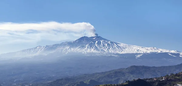 Famoso Volcán Etna Sicilia Liberando Nube Ceniza — Foto de Stock