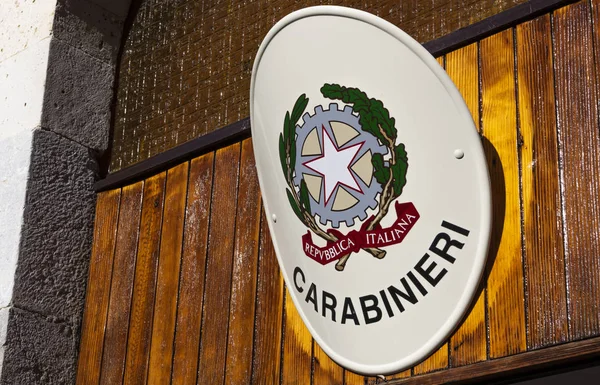 Taormina, İtalya - 16 Ocak 2019: İtalyan polis gücü Jandarma karakola giriş üzerinde asılı, arması