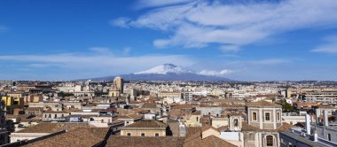 Catania Sicilya çatılarının. Arka plan görkemli Yanardağı Etna
