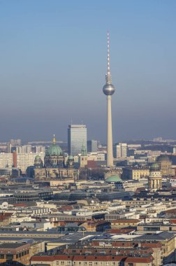 Tv Kulesi ve Katedrali'ne hakim ile cityscape Berlin