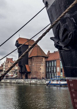 Motlawa Nehri üzerinde eski, ortaçağ vinç. Demirli bir geminin arkasında gdansk sembolü