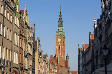 Dluga Caddesi boyunca eski Belediye Binası'na giden binalar