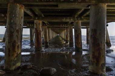 Baltık Denizi kıyısındaki ahşap iskele, Gdynia yakınlarında, aşağıdan görüldü.