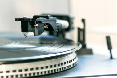 Eski bir plak çaların üzerinde asılı duran kol ve iğneyi kapat