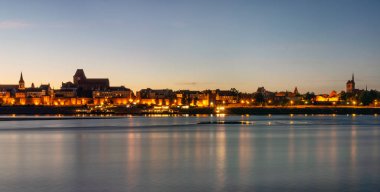 Alacakaranlıkta Torun şehri Vistula Nehri 'nin karşısında görüldü.