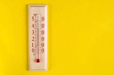 Termometre sarı zemin üzerine hava sıcaklığı ölçmek için. Termometre 40 dereceye gösterir. Metin için yer kopyalayın
