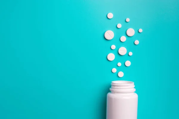 Comprimidos Comprimidos Frascos Medicamentos Variados Sobre Fundo Azul Espaço Cópia — Fotografia de Stock