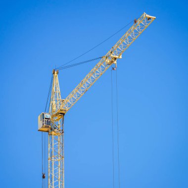 Mavi gökyüzü arka plan üzerinde inşaat vinç. Metin için yer kopyalayın