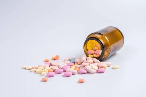 Surtido Píldoras Medicamentos Farmacéuticos Tabletas Frasco Vidrio Sobre Fondo Blanco — Foto de Stock