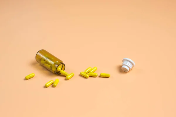 Surtido Píldoras Medicamentos Farmacéuticos Píldoras Amarillas Frasco Vidrio Sobre Fondo — Foto de Stock