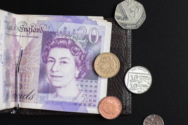 Siyah bir arka plan üzerinde cüzdan para pound