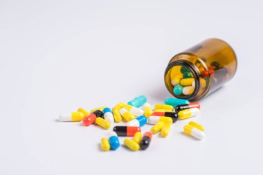 Hap, tablet beyaz bir arka plan üzerinde cam şişede