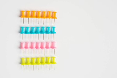 Renkli pushpins. Beyaz ofis malzemeleri. 