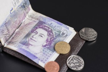 Para için cüzdan siyah bir zemin üzerine