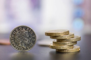 Paralar İngiliz Lirası içinde farklı pozisyonlarda yığıldılar