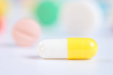 Hapları veya kapsül kopya alanı ile beyaz bir arka plan üzerinde.