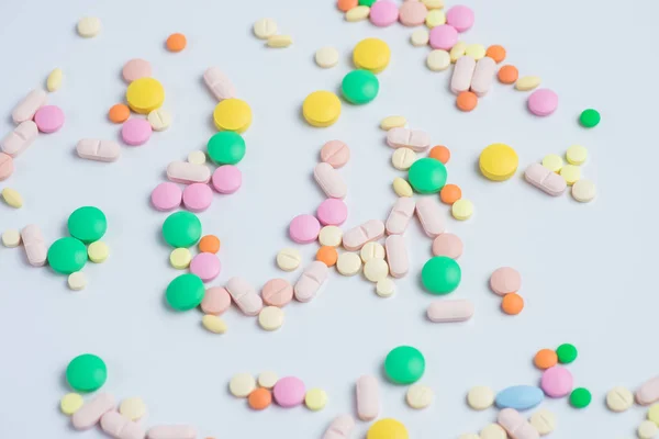 Geneeskunde Groene Gele Pillen Capsules Een Witte Achtergrond Met Kopie — Stockfoto