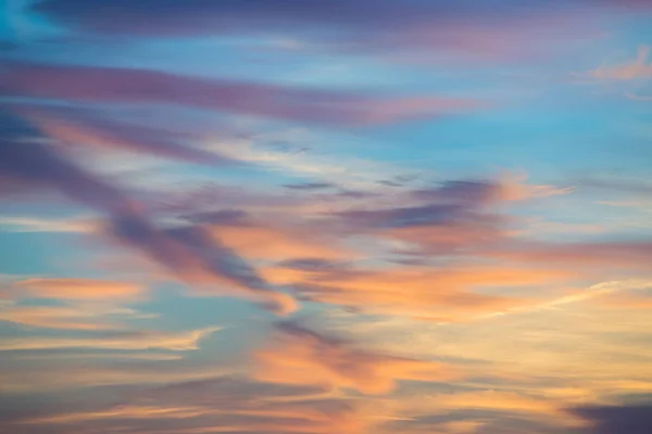 Céu Vívido Fundo Céu Nuvens Azuis Vermelhas Carmesim Roxas Pôr — Fotografia de Stock