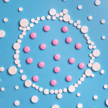 İlaç tıp hap, tablet mavi zemin üzerine. Metin için yer kopyalayın