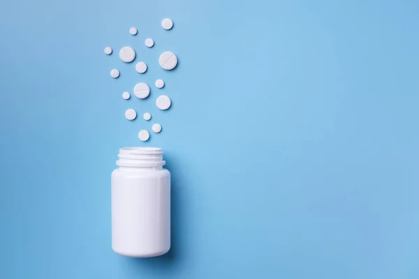 Pastillas Medicamentos Tabletas Frasco Sobre Fondo Azul Copiar Espacio Para — Foto de Stock