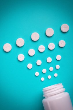 Çeşitli ilaç tıp hap, tablet ve şişe üzerinde mavi arka plan. Metin için yer kopyalayın