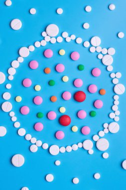 İlaç tıp hap, tablet mavi zemin üzerine. Metin için yer kopyalayın