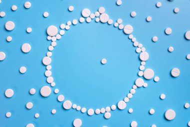 İlaç tıp hap, tablet mavi zemin üzerine. Metin için yer kopyalayın