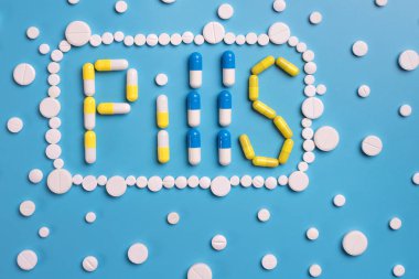 İlaç tıp hap, tablet mavi zemin üzerine. Metin için yer kopyalayın