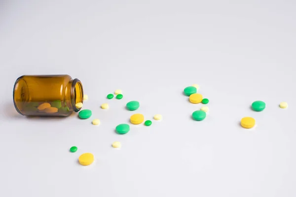 Různé Farmaceutické Medicíny Prášky Tablety Skleněné Láhvi Bílém Pozadí — Stock fotografie