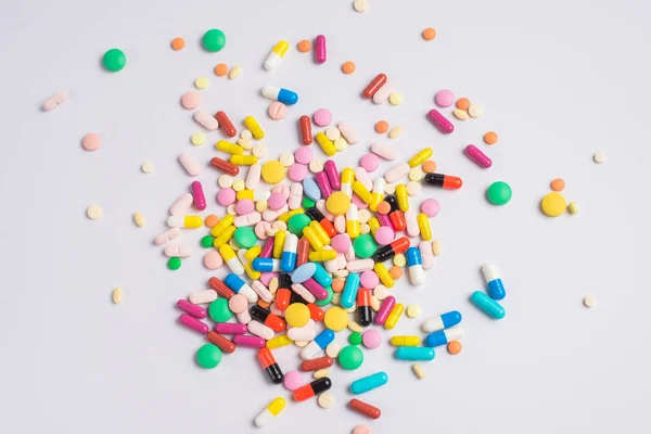 Geneeskunde Groene Gele Pillen Capsules Een Witte Achtergrond Met Kopie — Stockfoto