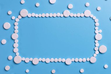 İlaç tıp hap, tablet mavi zemin üzerine. Metin için yer kopyalayın