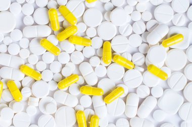 Beyaz ve sarı hap veya beyaz bir arka plan kopya alanı ile tablet