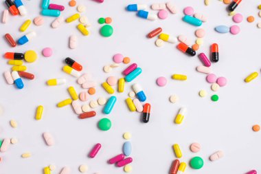 Tıp yeşil ve sarı hap veya kapsül kopya alanı ile beyaz bir arka plan üzerinde.