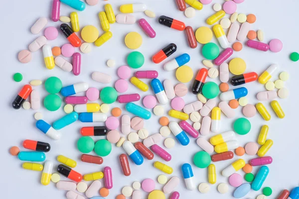 Tıp yeşil ve sarı hap veya kapsül kopya alanı ile beyaz bir arka plan üzerinde.