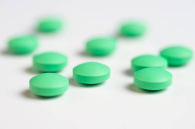 Yeşil hapları veya kapsül kopya alanı ile beyaz bir arka plan üzerinde.