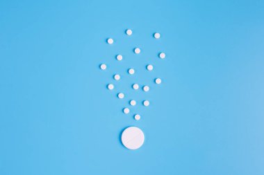 Hapları veya kapsül kopya alanı ile mavi bir arka plan üzerinde beyaz.