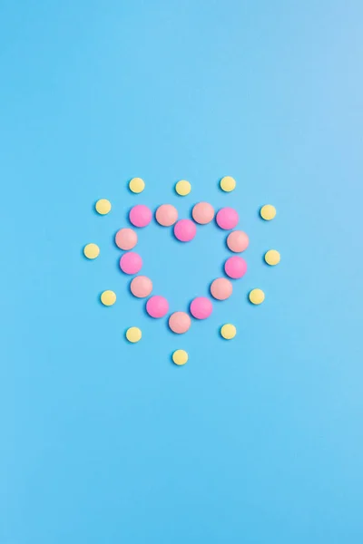 Kék Alapon Rózsaszín Tabletták Szívében Hely Szöveg Másolása — Stock Fotó