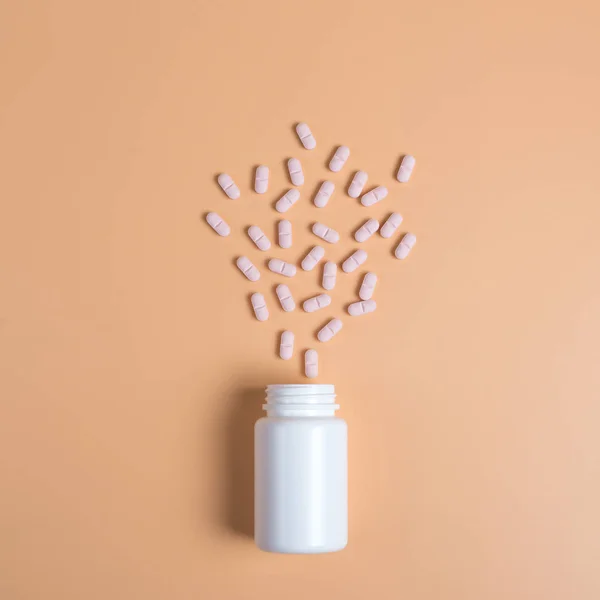 Pastillas Rosadas Tabletas Frasco Blanco Sobre Fondo Naranja Copiar Espacio — Foto de Stock