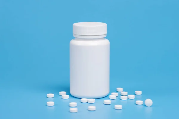 Comprimidos Brancos Comprimidos Frasco Branco Sobre Fundo Azul Espaço Cópia — Fotografia de Stock