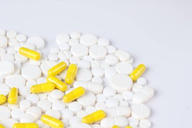 Beyaz ve sarı hap veya beyaz bir arka plan kopya alanı ile tablet