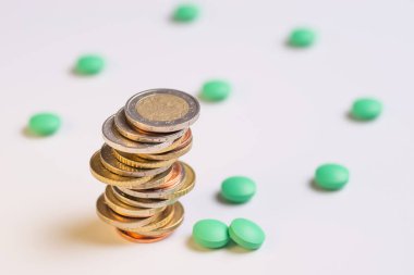 Sikke kendi aralarında farklı pozisyonlar yeşil hapları yanında yer alır. Metin için yer kopyalayın