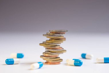 Sikke kendi aralarında farklı pozisyonlar mavi ve beyaz hap yanında yer alır. Metin için yer kopyalayın