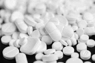 Hapları veya kapsül kopya alanı siyah bir zemin üzerine beyaz.