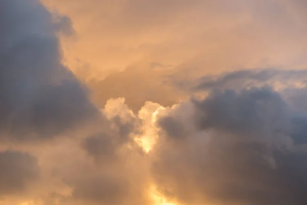 傍晚的天空中有乌云 戏剧性的云景 — 图库照片