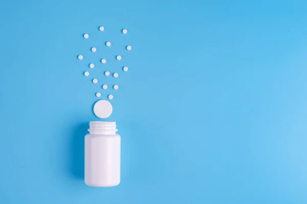 Pastillas Blancas Tabletas Frasco Blanco Sobre Fondo Azul Copiar Espacio — Foto de Stock