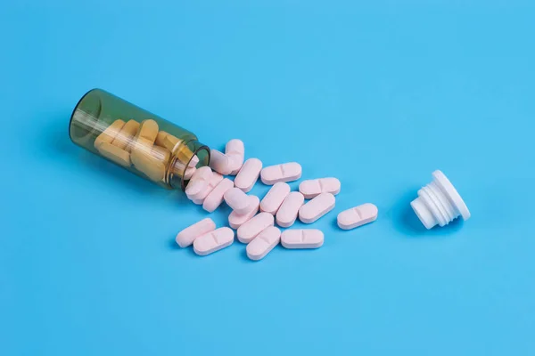 Pastillas Rosadas Botella Vidrio Sobre Fondo Azul Copiar Espacio Para — Foto de Stock