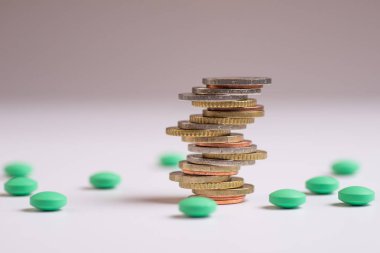 Sikke kendi aralarında farklı pozisyonlar yeşil hapları yanında yer alır. Metin için yer kopyalayın