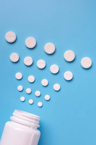 Surtido Píldoras Medicamentos Farmacéuticos Tabletas Frasco Sobre Fondo Azul Copiar — Foto de Stock