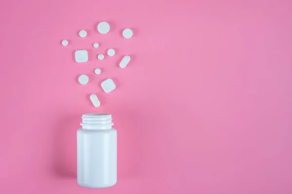 Vita Piller Tabletter Och Vit Flaska Rosa Bakgrund Kopiera Utrymme — Stockfoto
