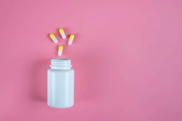 Gelbe Pillen Tabletten Und Weiße Flasche Auf Rosa Hintergrund Kopierraum — Stockfoto